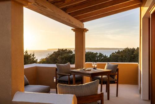 Es ArenalsDunas de Formentera的一个带桌椅的海景庭院