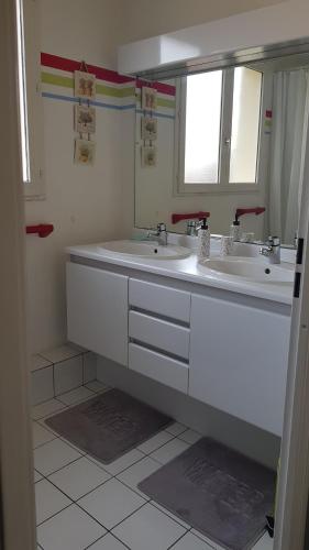VauréalChez Laurence & RV的白色的浴室设有两个盥洗盆和镜子