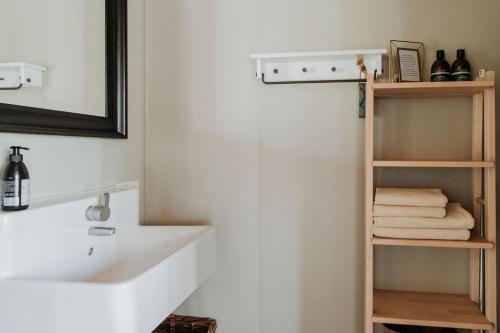 哈克斯卑尔根德波尔山间小屋的浴室配有盥洗盆、镜子和毛巾