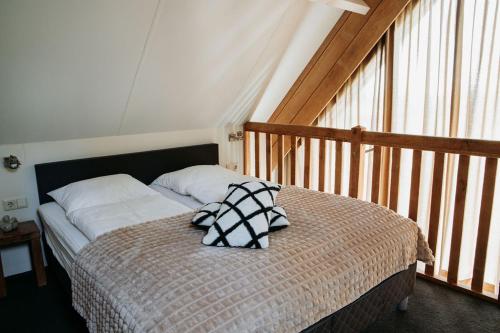哈克斯卑尔根德波尔山间小屋的一间卧室配有一张带两个枕头的床