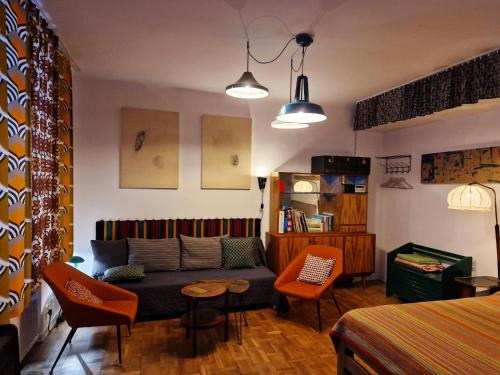 华沙STUDIO KLIMAT PRAGA的客厅配有沙发和桌椅
