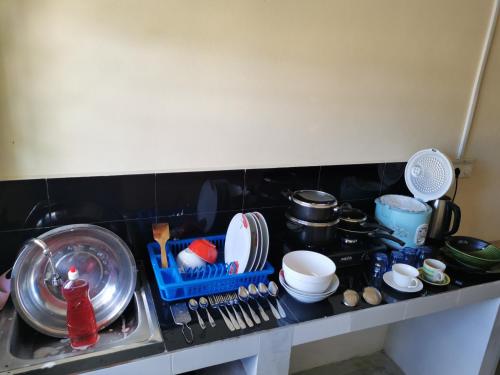 桑巴瓦PROSPERITY的一个带餐具的厨房台和其他厨房用具