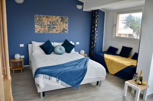 夸尔图-圣埃莱娜Stasonis的蓝色的卧室设有床和窗户