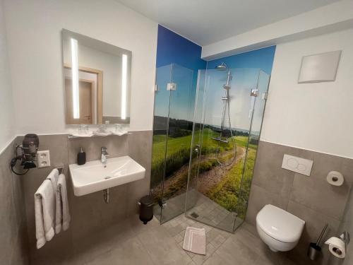 Gaestehaus Zum Wolffenturm的浴室配有水槽和图片淋浴