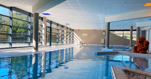 弗尔黎祖弗吉斯酒店的游泳池边有两人坐