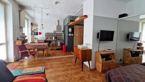 华沙Studio Klimat MOKOTÓW的带沙发的客厅和用餐室