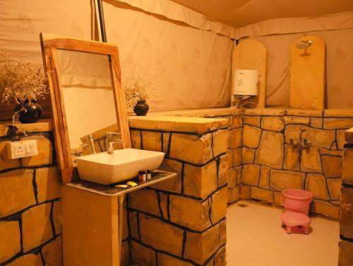 山姆Venture Desert Camp Jaisalmer的一间带水槽和镜子的浴室