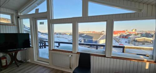 伊卢利萨特Ilulissat Hostel的客房设有窗户,享有雪山美景。