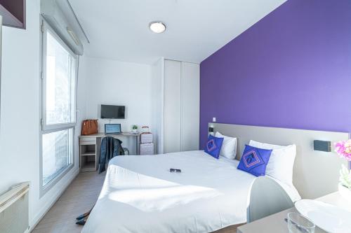 马赛蒙特姆珀马赛中心欧洲地中海公寓式酒店的卧室配有白色的床和紫色墙壁