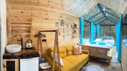 艾德亚耶拉西River Land Rize的客厅设有黄色的沙发和浴缸。