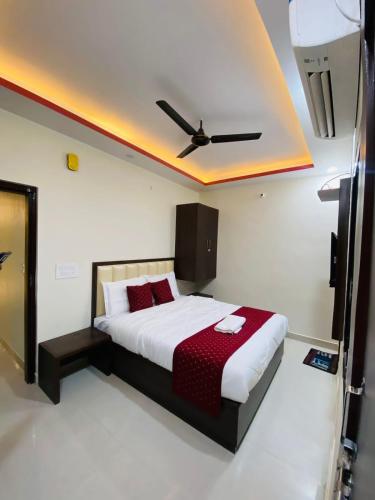 AlambaghHotel Pru with car parking的一间卧室配有一张带吊扇的床