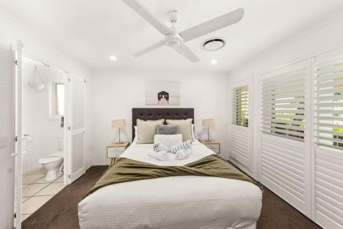 努萨维尔Large Noosaville Gem - Off Gympie Terrace的白色卧室设有一张大床和卫生间