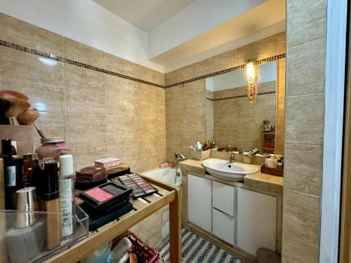 达喀尔Mansa home的一间带水槽和镜子的浴室