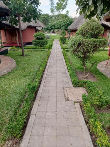 MasaitiKamutamba guesthouse的花园内有石头小径,有房子