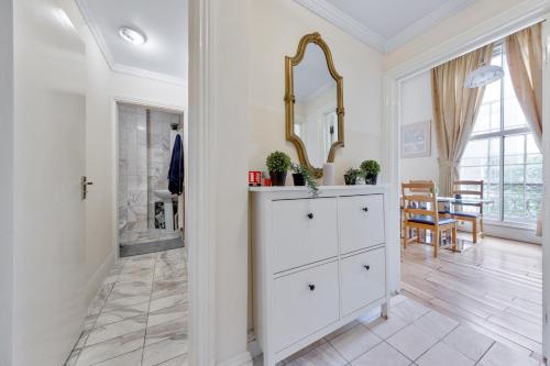 伦敦Apartment in Marylebone的一间房间里带镜子的白色梳妆台