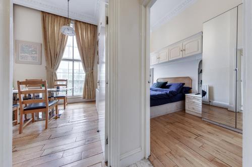 伦敦Apartment in Marylebone的一间卧室设有一张床和一间用餐室