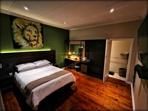LytteltonCozy Manor Guestrooms的卧室配有一张带狮子画的床铺,墙上挂着狮子画