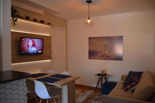 尤西德福拉Apartamento Marilândia Juiz de Fora的客厅配有沙发和墙上的电视