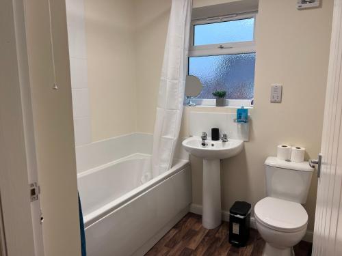 PelsallSwiftStayUK - 3-Bed fully furnished house near Wolverhampton, Walsall, Cannock - Contractors & Professional workers & Leisure的白色的浴室设有卫生间和水槽。