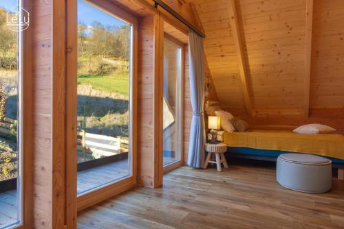穆希纳Lelu Spa&Natura的客房设有床和大窗户。