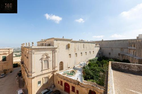 姆迪纳Palazzo EL Cattedrale in historic MDINA by 360 Estates的城市空中景观和建筑
