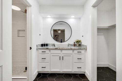 达拉斯Cozy 4 bedroom home with hot tub galleria location的白色的浴室设有水槽和镜子