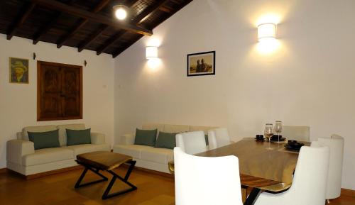 巴里查拉Hermosa y Acogedora Casa de Descanso & Mirador的客厅配有桌子和沙发