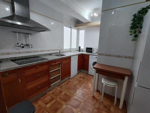 卡马斯Precioso apartamento en Sevilla.的一间带水槽和炉灶的小厨房