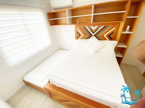 圣安德烈斯Casa Turística Praia House的一间小卧室,配有床和窗户
