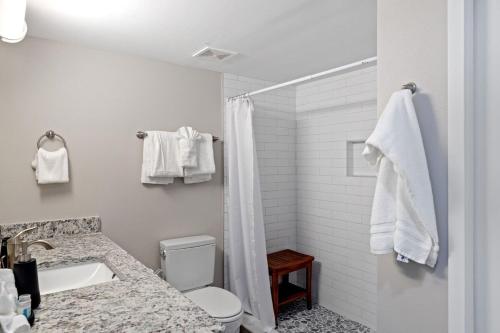 萨尼贝尔Loggerhead 261的带淋浴、卫生间和盥洗盆的浴室