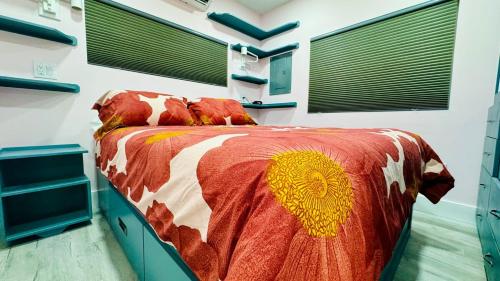萨拉索塔Sunrise Tiny Home - New&Cozy的一间卧室配有一张带棕色和白色毯子的床