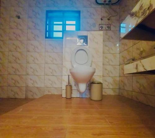 Les 9 Plurielles - Studio 3 KPALIME KOUMA KONDA的一间位于客房内的白色卫生间的浴室