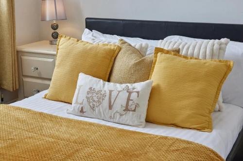 KentonCosford House - 3BR House in的一张黄色和白色枕头的床