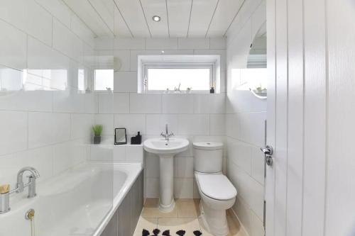 KentonCosford House - 3BR House in的白色的浴室设有卫生间和水槽。