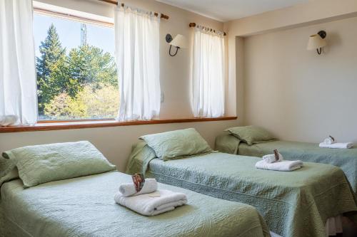 卡薇亚惠Hotel Kallfu by Nordic的带窗户的客房内的两张床和毛巾