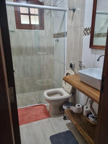 圣安娜杜里亚舒Casa da Seriema em Lapinha da Serra的浴室配有卫生间、淋浴和盥洗盆。
