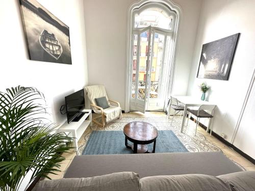 巴塞罗那Barcelona Central Apartments的客厅配有沙发和桌子