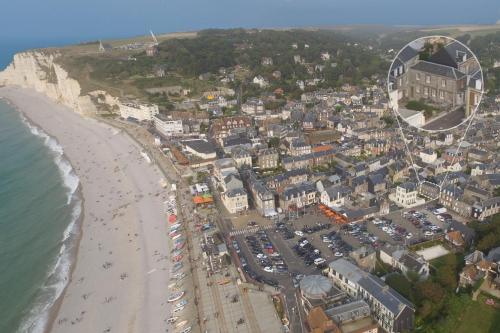 埃特勒塔Maison cosy vue mer à 50m de la plage的享有海滩和城镇的空中景致