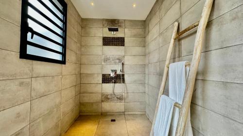 塔马兰Villa familiale avec piscine的带淋浴和浴帘的浴室