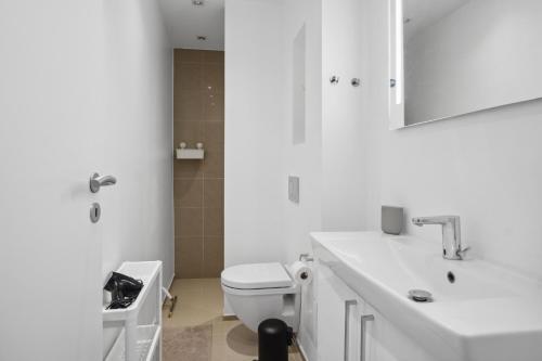 奥尔堡Moderne Lejlighed i Aalborg Vestby - 1 BR的白色的浴室设有卫生间和水槽。
