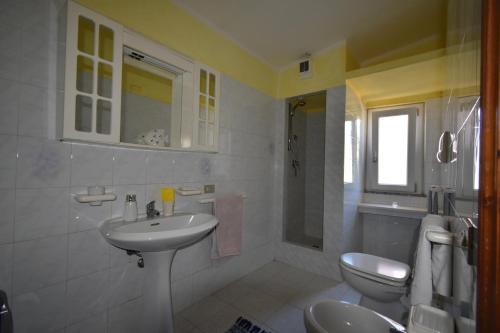 奥尔比亚bilo indipendente的白色的浴室设有水槽和卫生间。