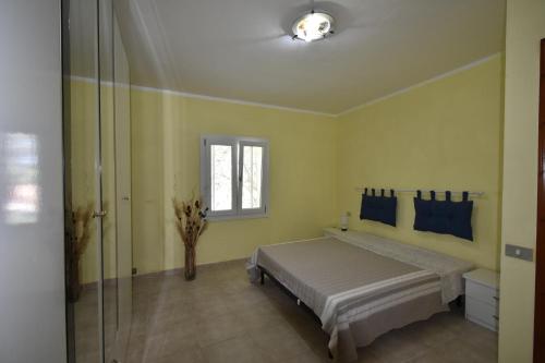 奥尔比亚bilo indipendente的一间卧室设有一张床和一个玻璃淋浴间