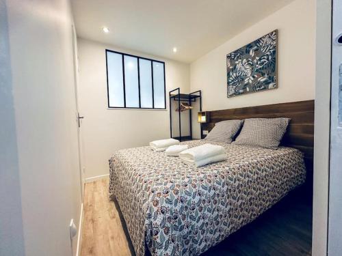 蒂耶里堡Le Héron - Élégance - Confort moderne - 2RFHomes的一间卧室配有一张带两个枕头的床