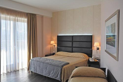 圣焦万尼泰亚蒂诺S酒店的酒店客房设有两张床和窗户。