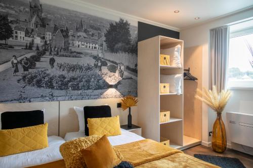 赫拉尔兹贝亨库鲁帕罗酒店的卧室,享有黑白的战场景色