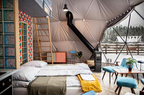 科尔别卢夫BUNNY GLAMP的帐篷内一间卧室,配有一张床