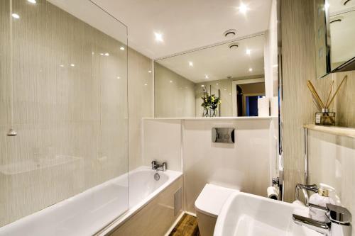 格拉斯哥Stylish & Spacious 3 Bedroom Apt in Finnieston, West End的带浴缸、卫生间和盥洗盆的浴室