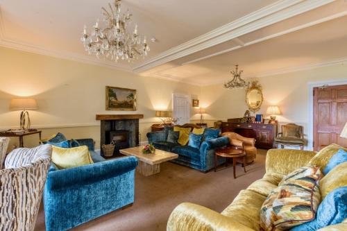 阿伯福伊尔Altskeith Country House的客厅配有蓝色家具和吊灯。