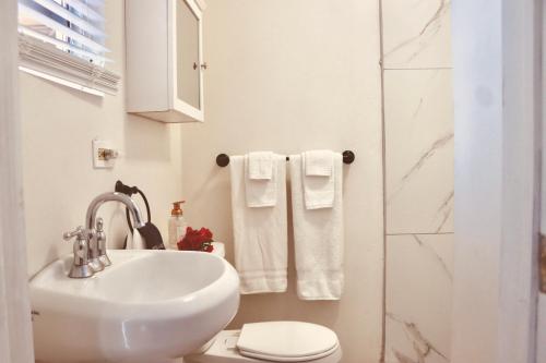 拿撒勒Northside Studio Vacation Rental的白色的浴室设有水槽和卫生间。