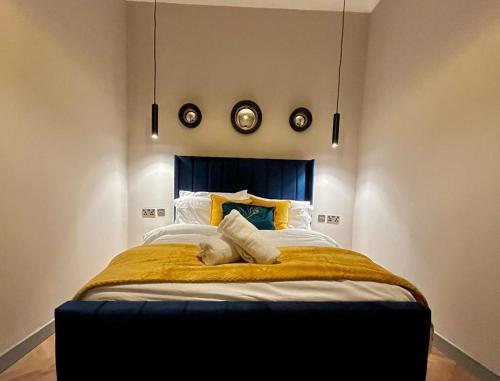 格拉斯哥1 bed Apt in West End的一间卧室配有一张大床和蓝色床头板